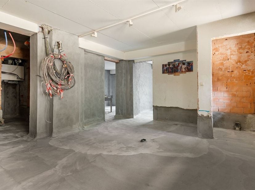 Ligging: Dit pand is gelegen in de Dijlestraat 52 te Antwerpen, in een historisch pakhuis binnen de vernieuwde Slachthuissite. Deze karaktervolle omge