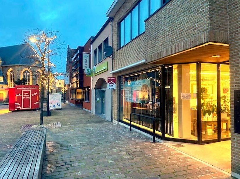 Handelsruimte op topligging centrum Moorslede.Deze handelsruimte beschikt over+ Ruime façade+ apart toilet+ Top ligging centrum Moorslede+ ongeveer 60