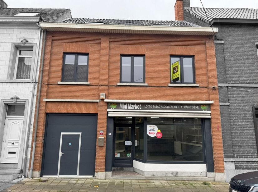 Prix: Offre à partir de 250.000 euros, frais d'agence non inclus et à charge de l'acquéreur. <br />
<br />
Bâtiment mixte (commerce et appartement )
