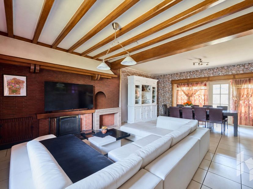Ruime karakervolle woning met 5 slaapkamers op een mooi perceel van 837 m²<br />
Deze stijlvolle woning is zeer lichtrijk en straalt volop karakter ui