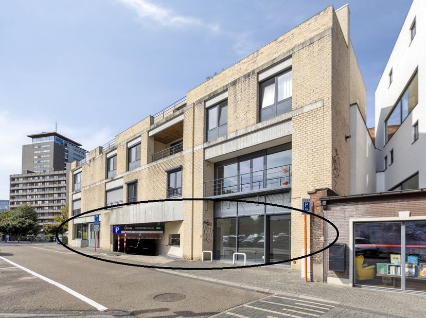 La grande vitrine côté rue offre une visibilité maximale aux passants et aux clients potentiels. Le rez-de-chaussée est complètement ouvert et peut êt