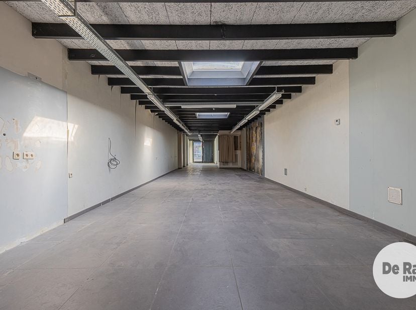 DENDERMONDE - Handelsruimte met ruime tuin en appartement<br />
Deze dubbele eigendom is gelegen in een rustige zijstraat van de Noordlaan, op wandela