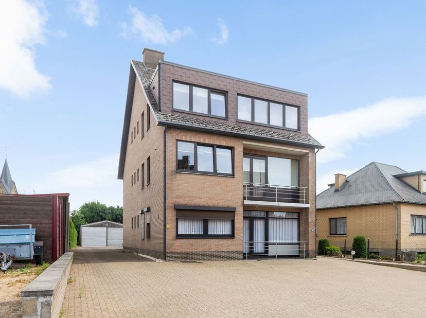 Te koop: opbrengsteigendom met 3 appartementen, 6 garageboxen en loods<br />
<br />
Bent u op zoek naar een interessante vastgoedinvestering met bes