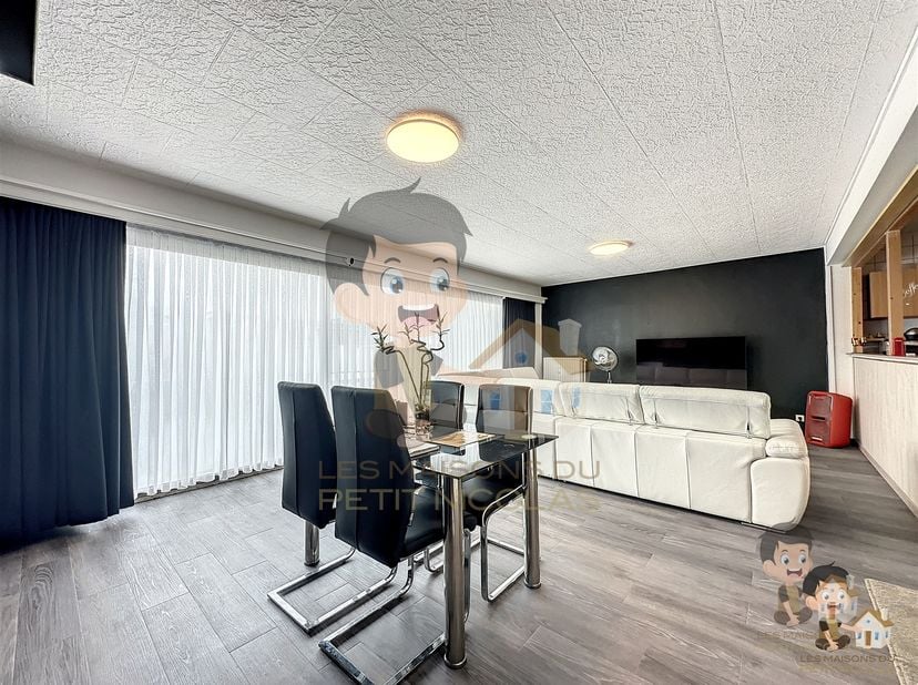Les Maisons du Petit Nicolas vous présente cet appartement rénové situé à Molenbeek !<br />
<br />
Composition de l'immeuble :<br />
<br />
Hall d