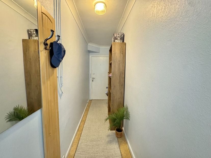 Intrekklaar 3-slaapkamer appartement met 2 terrassen op wandelafstand van Genk-centrum.<br />
<br />
INDELING<br />
Inkomhal, ruime lichtrijke woonkam