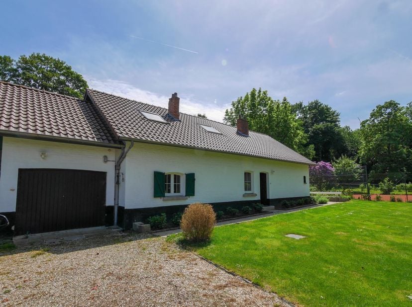 WEZEMBEEK-OPPEM : Ruime woning met 4 slaapkamers, bureau, garage, tuin en tennisveld (225 m² bewoonbare oppervlakte) op een perceel van 23 are, ideaal