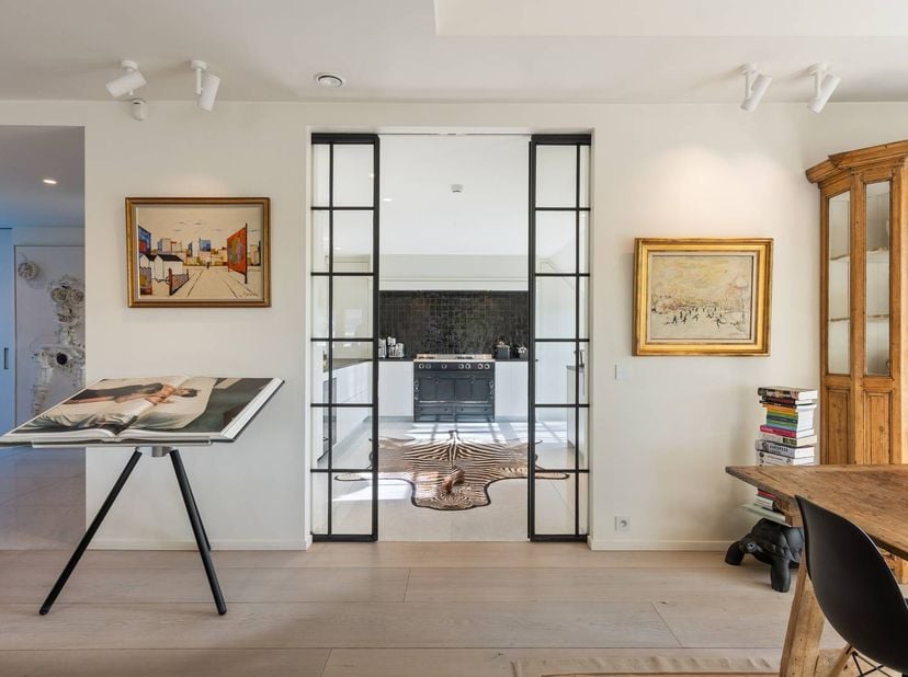 Dit prestigieuze villa-appartement bevindt zich op een gegeerde locatie in Heusden en maakt deel uit van een exclusieve residentie met twee villa’s, e