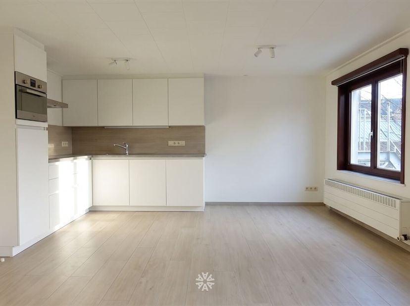 GENT - Kortrijksesteenweg 238:  Op zoek naar een gerenoveerd appartement nabij sint-pietersstation te huur in Gent? Dan is dit pand misschien iets voo