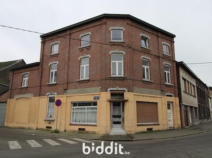 IMMEUBLE DE RAPPORT, COMPOSE DE 6 UNITES LOCATIVES<br />
<br />
Immeuble de rapport, composé comme suit :<br />
<br />
REZ-DE-CHAUSSÉE (+/- 118 m²)<br