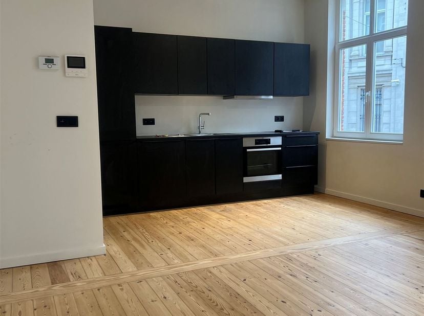 A deux pas du Palais de Justice et de la porte Louise, dans un petit immeuble complètement rénové il y a 3 ans, nous vous présentons ce superbe appart
