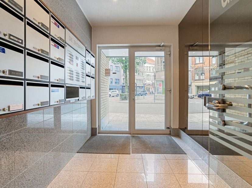 Deze Penthouse staat te koop te Oostende, vlakbij plein 'Petit Paris' en op 740 meter van het strand. Geniet van een strategische ligging, die de binn