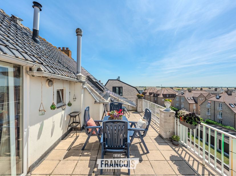 Deze instapklare penthouse is gelegen op de derde verdieping in de IJzerlaan in Middelkerke, op een aangename locatie vlak bij het centrum. Dankzij de