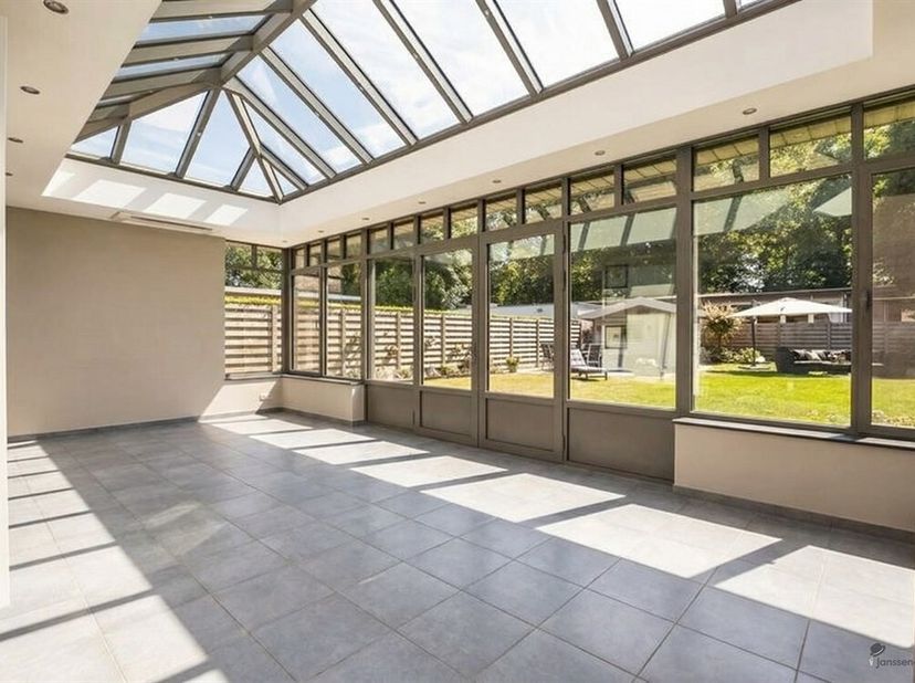 De vermelde prijs is een richtprijs.<br />
Ontdek jouw nieuwe thuis in het hart van Brasschaat! Deze instapklare en verrassend ruime (laagbouw)woning