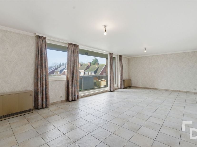 Prachtig gelegen en ruim appartement te koop in Ieper, ideaal voor eigen bewoning of investering.<br />
<br />
Dit appartement is als volgt ingedeel