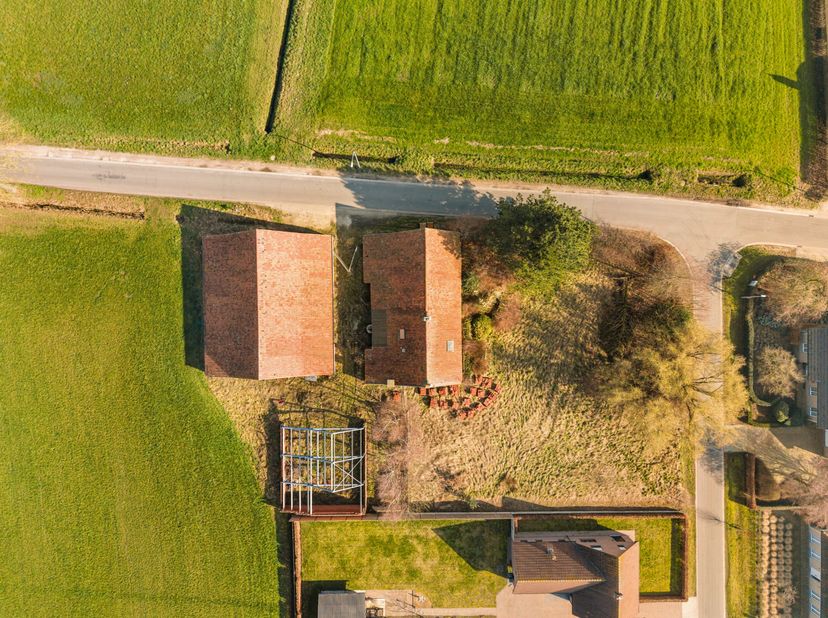 Te midden van een prachtig landelijke omgeving bevindt zich deze authentieke hoeve met bijhorende schuur op een perceel van +/- 2.340  m². <br />
<br