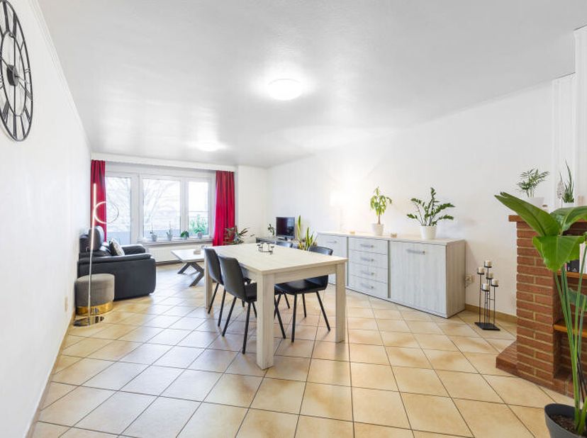 Agréable appartement (+/- 89 m² d'après PEB) 2 chambres avec balcon et une cave, situé au 1er étage d'un immeuble avec ascenseur à Coronmeuse, proche