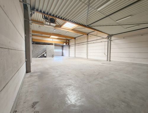                                         Magazijn zonder bureel te huur in Wingene, € 1.300
