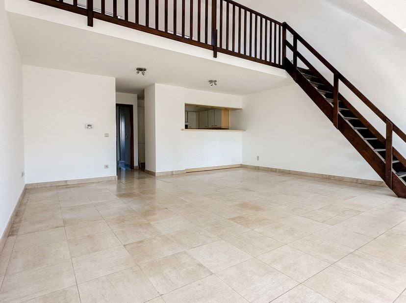 Waterloo - quartier du centre, Agréable APPARTEMENT (2CH/1SDB) de ± 114 m² situé proche des commerces. Il se compose d'un hall d'entrée donnant sur le
