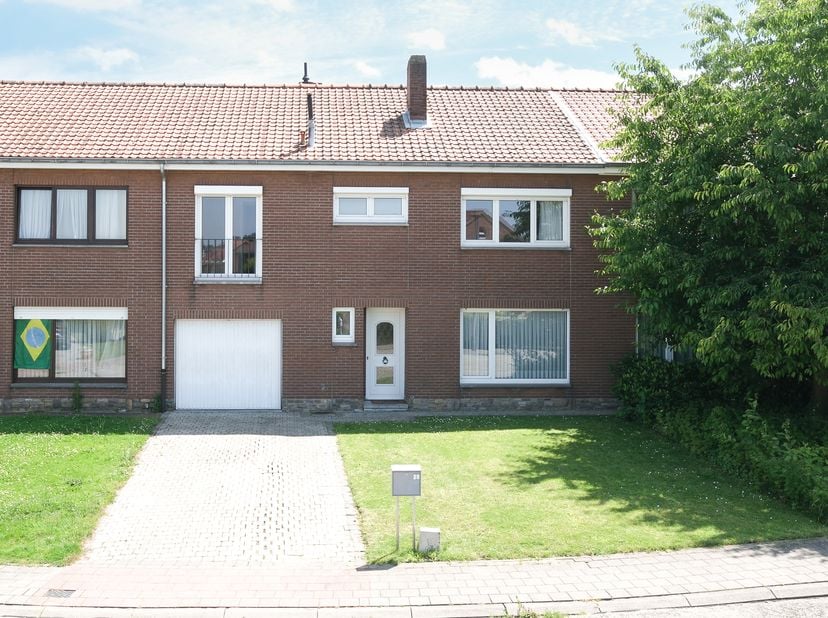TE KOOP – Ruime gezinswoning met 5 slaapkamers in een rustige en centrale woonomgeving<br />