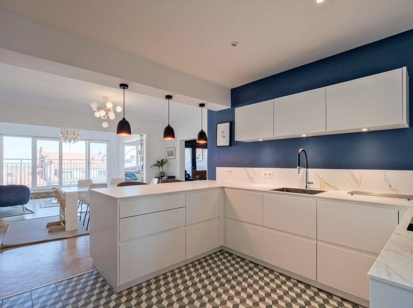 Molière / Idéalement situé à proximité immédiate de la place Constantin Meunier, ce superbe appartement denviron 156 m² bruts se trouve au 7 étage dun