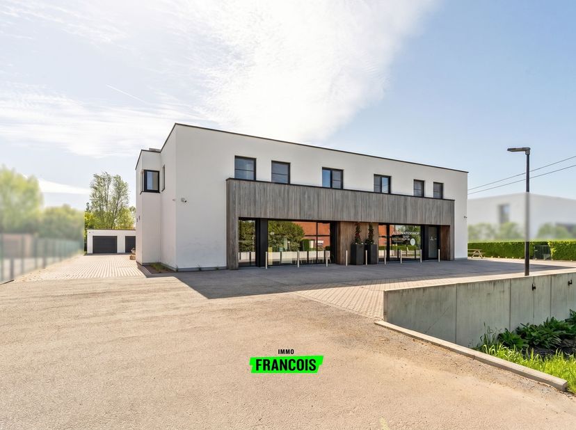Cherchez-vous un bien où vous pouvez combiner habitation et activité professionnelle ? Alors celui-ci est certainement pour vous.<br />
Cette propriét