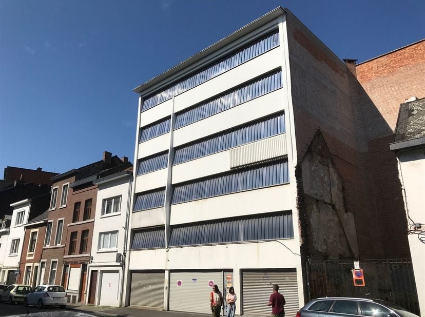 Situé à Liège, dans le centre ville, emplacement de parking (n°18) au -1 d'un complexe sécurisé. Dimensions L : 6m - l : 3m - H : 2,1m. Occasion à ne