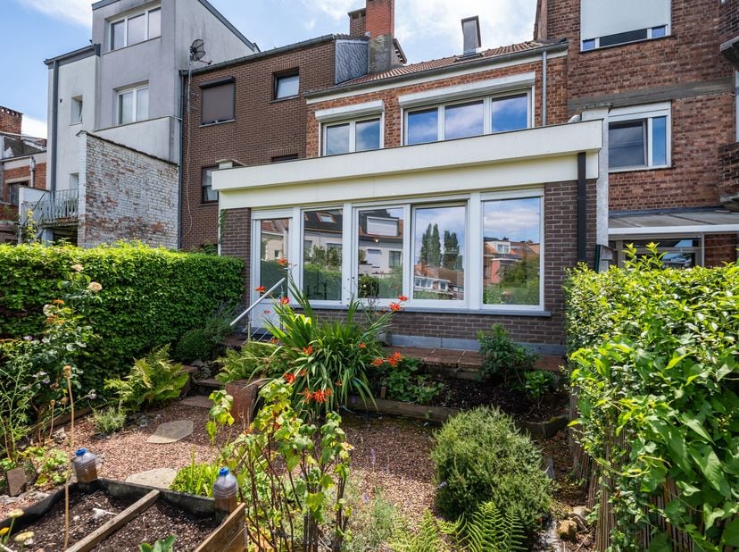 OUDERGEM – Ideaal gelegen op wandelafstand van het Senypark en in de onmiddellijke nabijheid van Herrmann-Debroux, charmante WONING (3 slpk./2 badk.)
