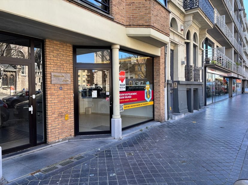 Ontdek deze interessante handelsruimte in residentie Argus te Oostende. Met een oppervlakte van 38 m², een praktisch keukentje en een privatieve kelde