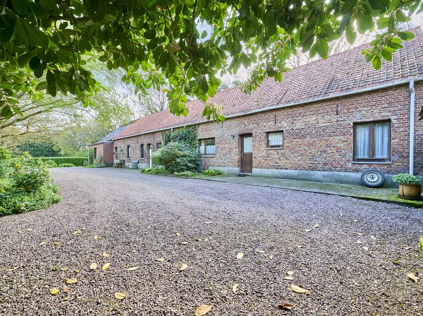 TE RENOVEREN WONING MET TAL VAN MOGELIJKHEDEN OMGEVEN DOOR BOS, WEIDES EN NATUUR OP EEN PERCEEL VAN 1HA 68A 48CA EN BIJHORENDE WEIDE VAN 1HA85A90CA (N