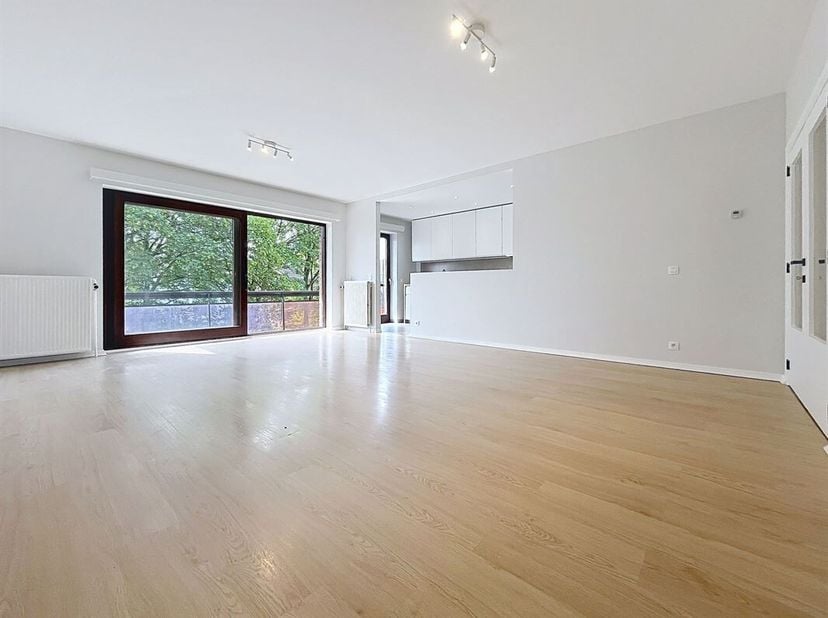 Appartement rénové (première occupation après travaux), 2 chambres, +/- 105m² avec terrasse, parking intérieur et cave. Rue Montagne au Chaudron : Pro