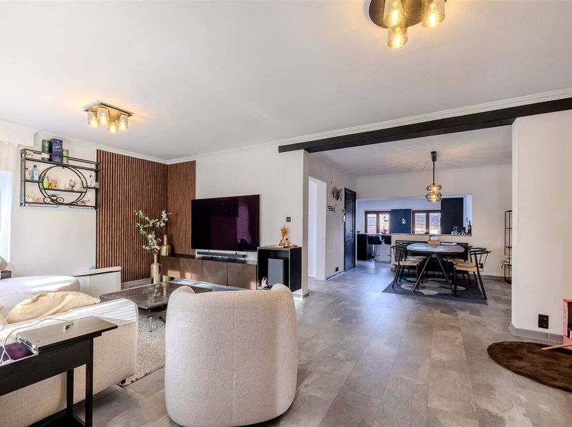 Journée portes ouvertes le samedi 14 mars de 9h30 à 10h30<br />
Maison spacieuse avec 4 chambres sur un terrain d'environ 855 m²<br />
Aménagement :<b