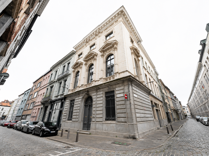 Situation<br />
Cet exceptionnel appartement en duplex est situé à l’angle de la Mutsaardstraat 13 et de la Lange Noordstraat 1, au cœur historique d’