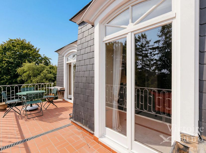 Victoire Junot a le plaisir de vous présenter en exclusivité ce magnifique appartement 3 façades, idéalement situé, au cur du très recherché quartier