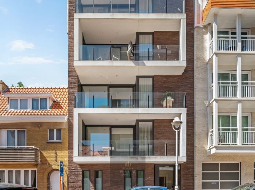 Op een absolute toplocatie in Nieuwpoort-Bad, in de kleinschalige Residentie Robbe Douce (bouwjaar 2019), bevindt zich dit stijlvolle en energiezuinig