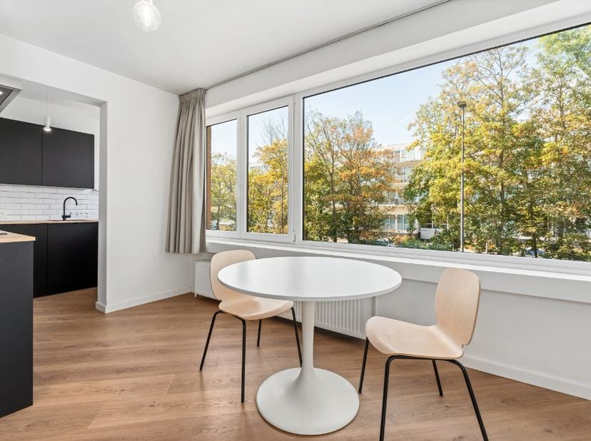 Lichtrijk gerenoveerd hoekappartement in een residentiële buurt van Oostende. Dit gerenoveerde appartement combineert een aangename woonbeleving met e