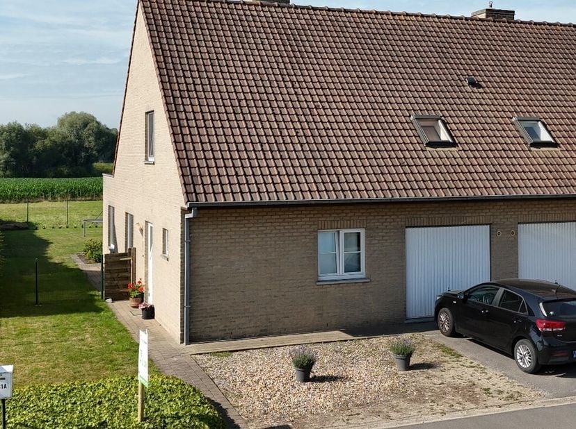 Deze woning bestaat uit: oprit - inkomhal - toilet - living - keuken - berging/wasplaats - garage - terras - tuin - tuinhuis - badkamer - 3 slaapkamer