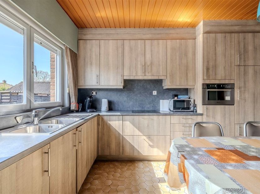 Laagbouwwoning met 3 slaapkamers op perceel van 700m².<br />
* Vrij bij akte !<br />
Indeling:<br />
- Kelder en kruipkelder;<br />
- Gelijkvloers: in