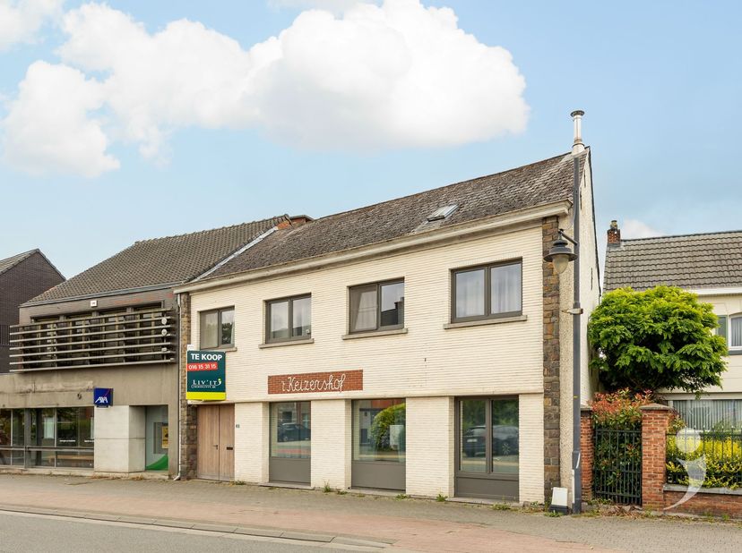 Vous cherchez une maison spacieuse avec un emplacement central à Haacht ? Alors cette maison clé en main vaut vraiment le détour.<br />
<br />
Au rez-