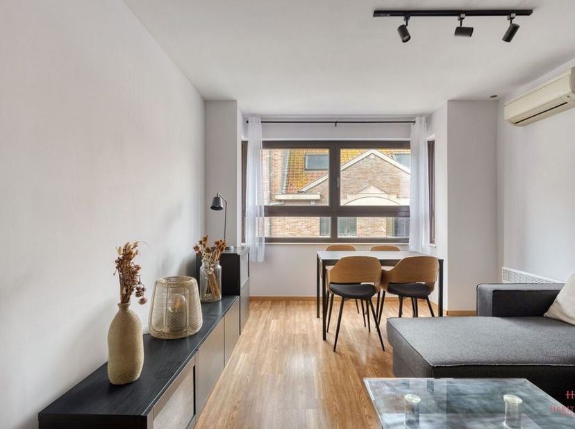 Dit verzorgd appartement is gelegen in de Langestraat 61 bus 501 in Oostende, op een centrale ligging met tal van winkels, horeca en openbaar vervoer