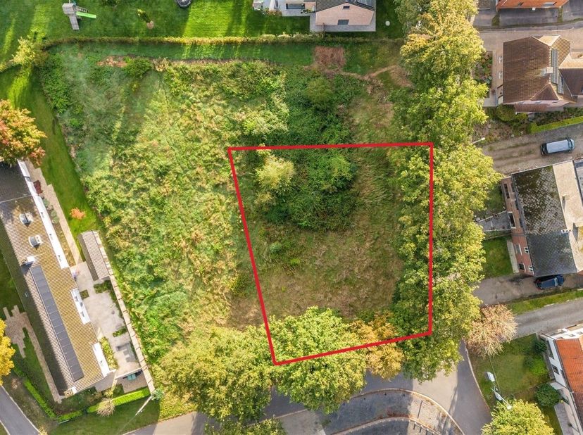 Bouwgrond voor open bebouwing van 8a 96ca te Zonhoven. <br />
<br />
Ligging: Deze bouwgrond is gelegen in een rustige en kindvriendelijke wijk. Op