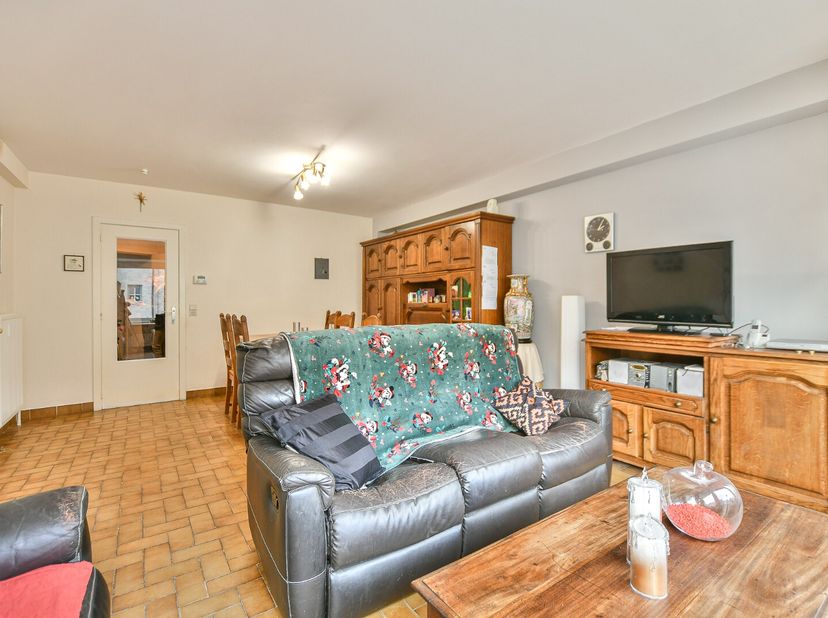 In het hart van Blankenberge, op amper enkele stappen van het station en het gezellige winkelcentrum, bevindt zich dit appartement met twee slaapkamer