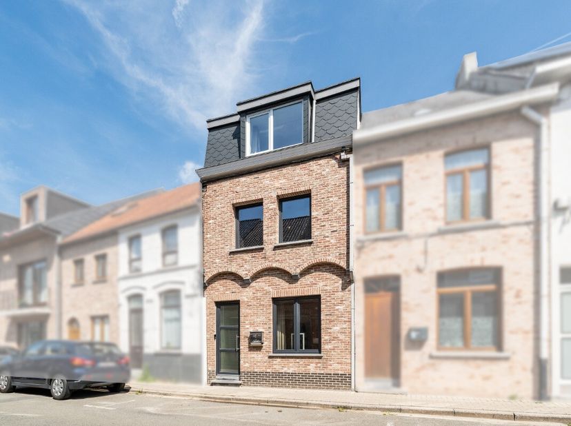 Située dans le centre de Ninove, cette spacieuse maison unifamiliale dispose de 4 chambres. La maison se trouve à distance de marche des écoles, comme