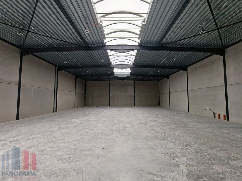 KMO-unit van 300 m² met 1 privatieve parkeerplaats te huur in&amp;nbsp;Oostkamp.&amp;nbsp;<br />
<br />
De opslagruimte is opgebouwd uit een staalconstructie