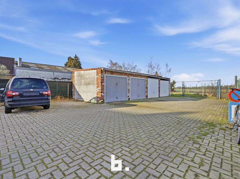 Op zoek naar een zorgeloze investering of extra parkeer- en opslagruimte in Waregem? Dan is dit een unieke kans!<br />
Deze aanbieding omvat 2 afgeslo