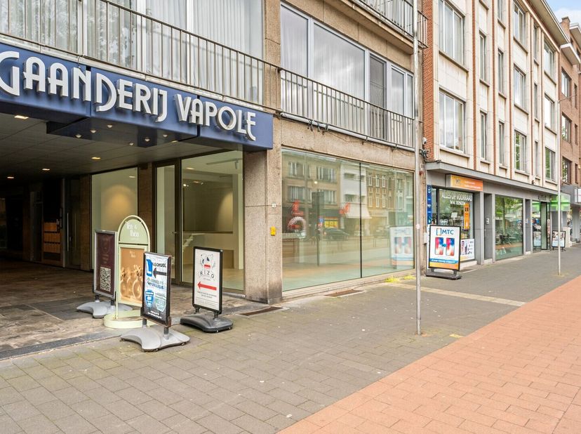 Deux locaux commerciaux à Mortsel centre - Rue commerçante<br />
Ces deux locaux commerciaux jumelés se trouvent dans la rue commerçante du centre de