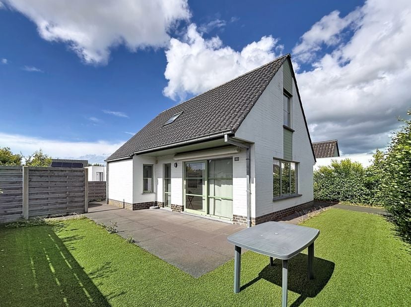 Deze recente instapklare en volledig gemeubelde vakantiewoning bevindt zich in een groen en verzorgd domein, op wandelafstand van de jachthaven, het o