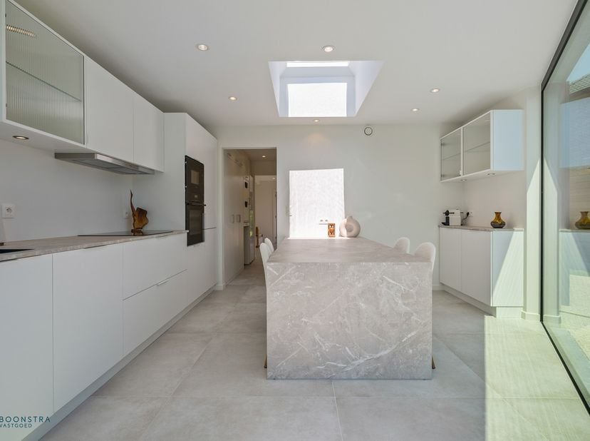 Op een centrale landelijke ligging te Schriek bevindt zich deze prachtig gerenoveerde bungalow als open bebouwing met 1 slaapkamer, aparte garage en z