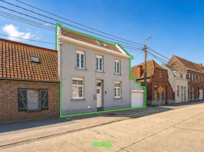 Charmante maison 3 façades idéalement située au coeur du village de Rumes. Dès l'entrée, vous découvrirez un hall desservant un agréable salon-salle à