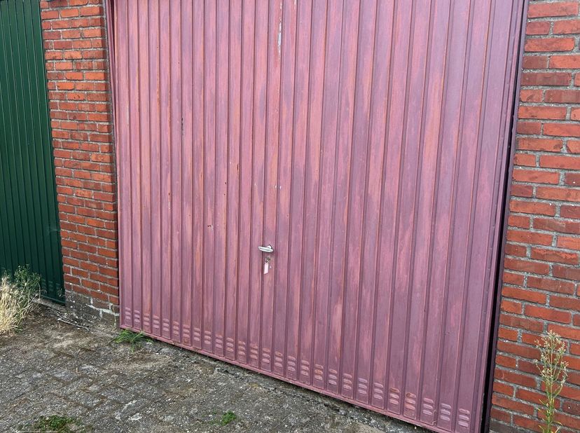 Box de garage à louer dans un complexe de garages extérieurs situé à Hofgracht, à Edegem. Disponible immédiatement.