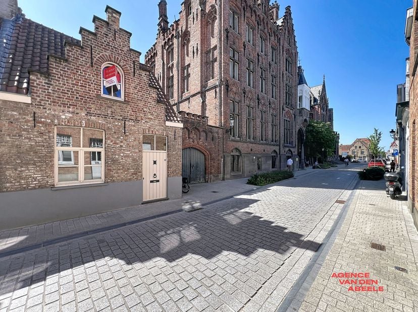 Deze charmante TRAPGEVEL WONING bevindt zich in de Sint-Jorisstraat, op een steenworp afstand van het bruisende centrum van Brugge. Na 2013 werd de wo